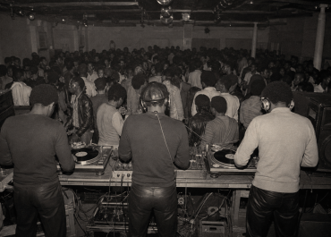 L'architettura invisibile del dancefloor: la storia dei collettivi, da Detroit all'Italia